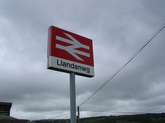 Llandanwg station sign